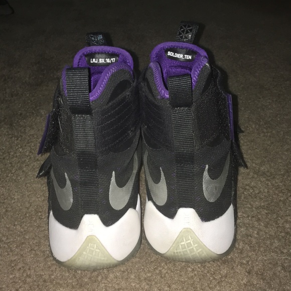 Lebron Solider 10 Basketball Shoes - Picture 2 of 5